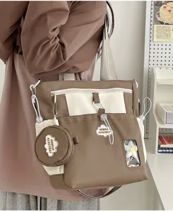 Detailansicht des braunen Canvas-Minirucksacks mit Münztasche, lässiger Tagesrucksack.