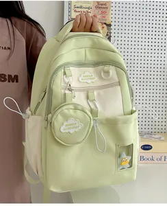 Detailansicht eines niedlichen Mini-Mädchen-Rucksacks mit kleiner Tasche und Fenster.