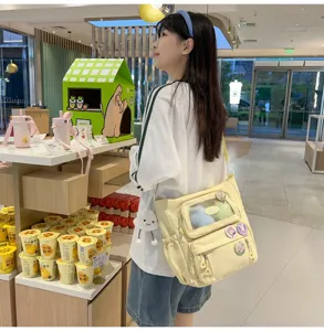 Heller gelbe Schultertasche mit transparentem Sichtfenster und süßem Wolken-Anhänger für Alltag.