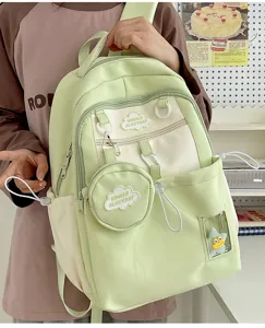 Detailansicht des niedlichen mintgrünen Schulrucksacks mit passender runder Tasche.