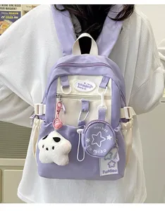Vista di dettaglio del mini zaino in stile giapponese kawaii in viola chiaro con ciondolo a stella.