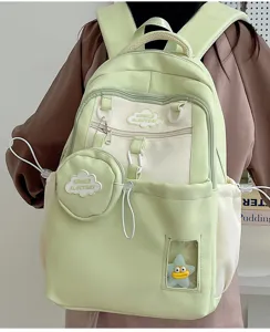 Detailansicht des süßen hellgrünen Rucksacks mit Vordertasche, Wolkenaufnäher und Täschchen.