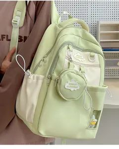 Hellgrüner Rucksack für Damen, modische Mädchentasche mit kleinem Beutel und schönem Anhänger.