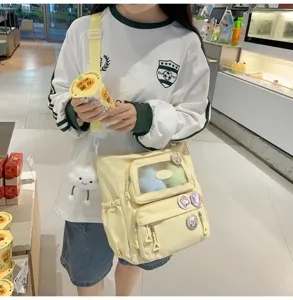 Süßer gelber Ita-Rucksack mit klarem Sichtfenster für Pins, ideal für Schule und Freizeit.