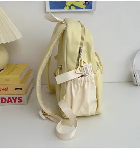Zaino carino giapponese giallo chiaro vista laterale, borsa casual per la scuola da ragazza.