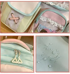 Nahaufnahme Detail des süßen Pastell-Farbblock-Rucksacks mit wasserdichtem Stoff und Spitzentasche.