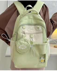 Detailansicht des hellgrünen Schülerrucksacks mit süßer Mini-Tasche und klarem Sichtfenster.