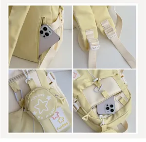 Dettaglio zaino stella carino giapponese estivo che mostra tasche, spallacci e mini borsetta.