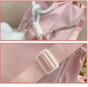 Rosa süßer Schulrucksack Gurt und Schnalle Detailansicht mit langlebiger Qualität.