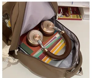 Kleiner brauner Damenrucksack, lässige Mini-Schultasche mit sehr geräumigem Innenfach.