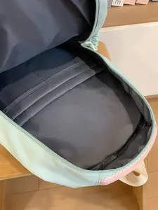 Süßer Studentenrucksack mit farbiger Innenansicht, geräumiger Freizeitrucksack für Schule und Alltag.