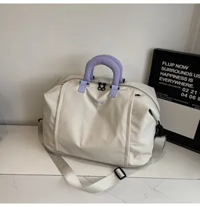 Grand sac de voyage cabine pour femme, sac de weekend impermeable avec bandouliere reglable.