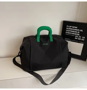 Grand sac de voyage imperméable pour femme, sac de sport week-end avec poignées vertes.