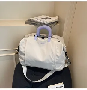 Grand sac de voyage de grande capacité beige clair avec poignées violettes pour courts séjours.