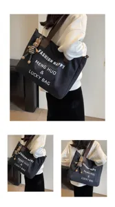 Schwarze Canvas-Tragetasche für Damen, große Umhängetasche mit süßem Puppenanhänger.
