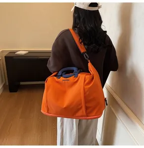 Grand sac de voyage fourre-tout pour femme, sac de weekend imperméable avec bandoulière.