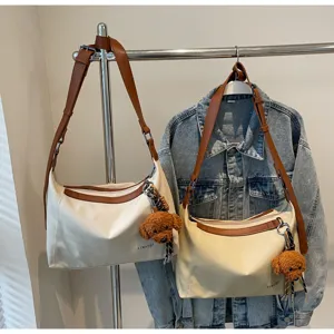 Lässige Canvas Umhängetasche für Damen, große Shopper Tasche mit süßem Anhänger für Alltag.