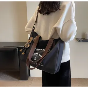 Leinwand Tragetasche für Damen, große Schultertasche mit süßem Kaninchenanhänger und braunen Riemen.