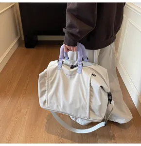 Vue détaillée du grand sac de voyage avec poignées confortables et sangle d'épaule pratique.