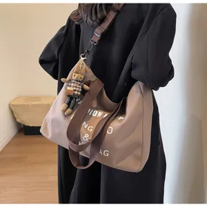 Lässige braune Canvas Umhängetasche Shopper mit süßem Kaninchenanhänger für Studenten.