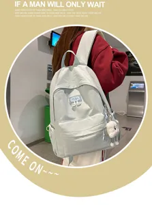 Entdecken Sie diesen stylischen Studentenrucksack, geräumigen Freizeit-Daypack für Mädchen.