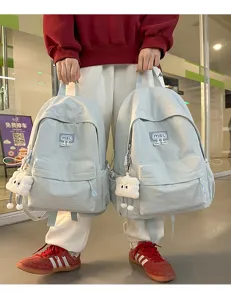 Hellblauer Freizeitschulrucksack mit süßem Wolkenanhänger, großes Volumen für Schule und Freizeit.
