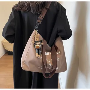 Lässige Canvas Umhängetasche Shopper mit süßem Plüschhasen Anhänger und großem Stauraum