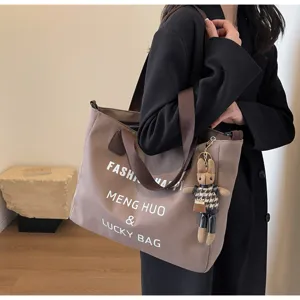 Canvas Tragetasche für Damen, große Umhängetasche mit schönem Hasenanhänger und Buchstaben.