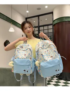 Nahaufnahme des süßen hellblauen Studentenrucksacks mit süßem Hundemuster und Vordertaschendetail.