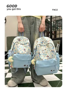 Nahaufnahme des blauen süßen Canvas-Rucksacks mit niedlichem Hundemotiv und Mondanhänger.