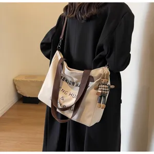 Detailansicht der Canvas Tragetasche, große Schultertasche mit Braunen Griffen und Bär.