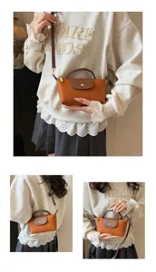 Nahaufnahme Detailansicht der eleganten mini braunen Leder Dumpling Tasche am Model.