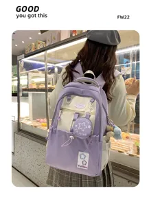 Nahaufnahme des süßen lila College-Rucksacks mit Mini-Münzbeutel-Anhänger und Kontrastaufnähern.