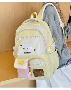 Nahaufnahme des niedlichen gelben Studentenrucksacks mit transparentem Bärenfenster.