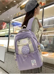 Detailansicht des koreanischen farbblockierten Schulrucksacks in Helllila mit Sternaufnäher.