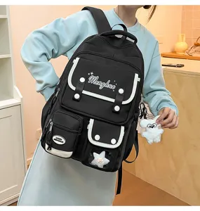 Niedlicher süßer schwarzer Schulrucksack Detail mit vielen Taschen und klarem Fenster.