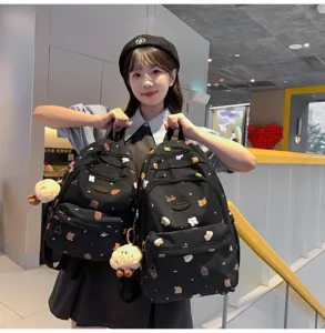 Kleiner süßer Damen Rucksack aus Stoff mit niedlichen Bären Motiven und Plüsch Anhänger.