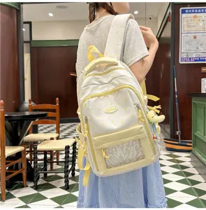 Detailansicht des weißen Rucksacks mit gelben Sternen, transparenter Fronttasche und Anhänger.