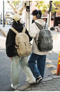 Zaino casual monocolore minimalista per studenti, ideale per la scuola e i viaggi all'aperto.