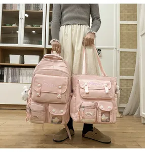 Rosa Rucksack und Shopper Set Detailansicht, süßer College-Stil mit Taschen und Anhängern.