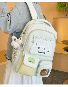 Detailansicht des süßen mintgrünen koreanischen Schulrucksacks mit süßer Katzenstickerei.