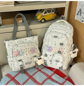 Detailansicht des süßen Rucksack- und Tragetaschen-Sets mit Sternenmuster für Schüler.