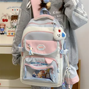Detailansicht des süßen Color-Block-Ita-Rucksacks mit Sichtfenster und Plüschhase.