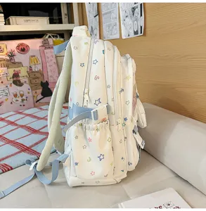 Süßer kawaii Studenten-Rucksack mit bunten Sternen und Monden, Seitenansicht der Tasche.