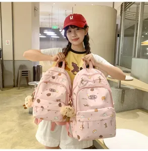 Süßer rosa Mini-Rucksack für Mädchen mit Bärchen-Druck und Plüsch-Anhänger für den Alltag.