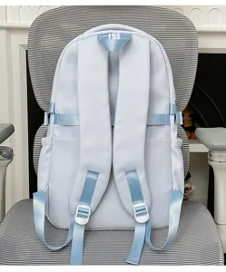 Detailansicht des hellblauen Studenten-Rucksacks mit Riemen, Schnallen und strapazierfähigem Stoff.