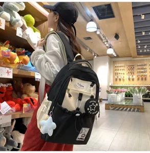 Lässiger Segeltuch-Schulrucksack mit Kontrastfarbdesign, Detailaufnahme im Laden.