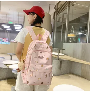 Rosa niedlicher Bär Druck Rucksack für Mädchen, stilvolle Schulbüchertasche mit Anhänger, Detail.