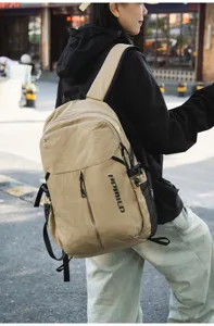 Zaino casual minimalista in tinta unita leggero per studenti, ideale per l'uso quotidiano e i viaggi.
