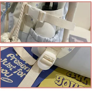 Süßer japanischer Sternenmuster Rucksack Detail mit Seitentasche und verstellbaren Gurten.